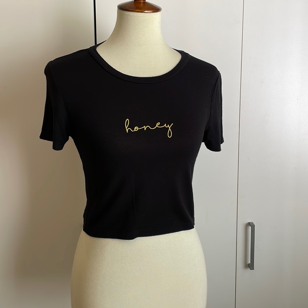 MIND‎ CODE medium crop top HONEY black short sleeve
